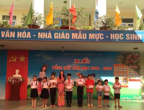 Trường tiểu học Thị trấn Trâu Quỳ tổ chức lễ tổng kết năm học 2019 - 2020